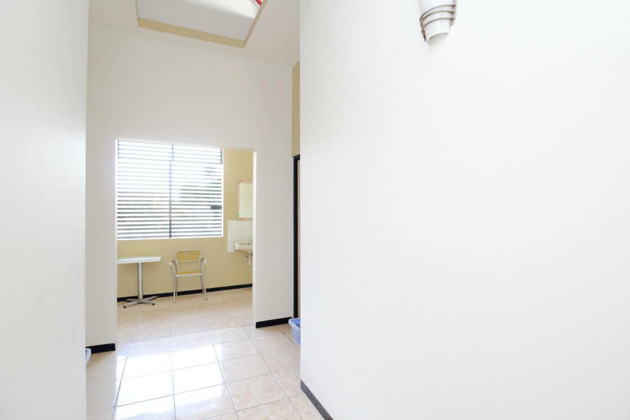 RedDoorz Syariah near PRPP Semarang Hotel Bagian luar foto